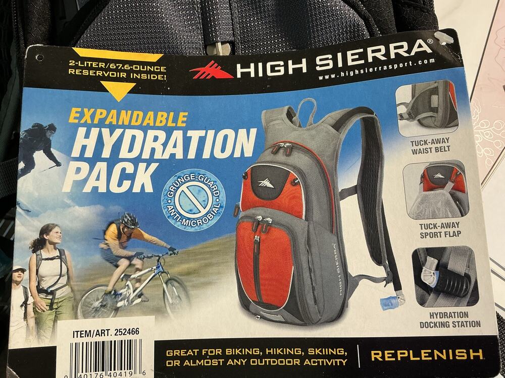 NWT High Sierra Black Expandable Hydration Pack 2L